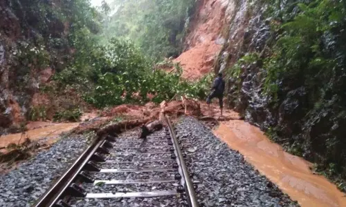 റോഡ് -റെയില്‍ ഗതാഗതം സ്തംഭനാവസ്ഥയില്‍