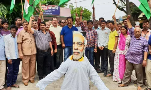 ഇന്ധന വിലവർധന: ജയ്‌പ്പൂരിൽ കോൺഗ്രസ് പ്രവർത്തകർ പ്രധാനമന്ത്രിയുടെ കോലം കത്തിച്ചു