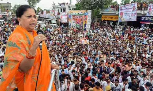 16,000 രൂപക്ക് പെന്ഡ്രൈവ്, 63,000 രൂപക്ക് മഫ്ലറുകള്... വസുന്ധര രാജെയുടെ യാത്രക്ക് ബി.ജെ.പി ഒരു കോടി രൂപ പൊടിച്ചത് ഈവിധം 16,000 രൂപക്ക് പെന്ഡ്രൈവ്, 63,000 രൂപക്ക് മഫ്ലറുകള്... വസുന്ധര രാജെയുടെ യാത്രക്ക് ബി.ജെ.പി ഒരു കോടി രൂപ പൊടിച്ചത് ഈവിധം