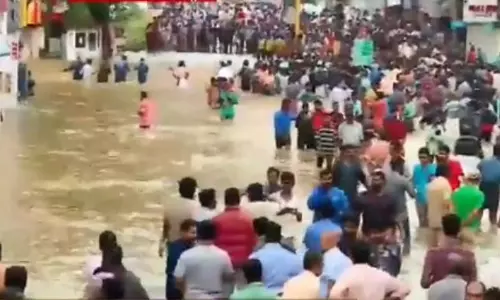 പന്തളം വെള്ളത്തില് മുങ്ങി; രക്ഷാപ്രവര്ത്തനം തുടരുന്നു പന്തളം വെള്ളത്തില് മുങ്ങി; രക്ഷാപ്രവര്ത്തനം തുടരുന്നു