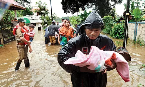 82,442 പേരെ രക്ഷപ്പെടുത്തി, മഴക്കെടുതിയില്‍ 324 മരണം: മുഖ്യമന്ത്രി LIVE BLOG