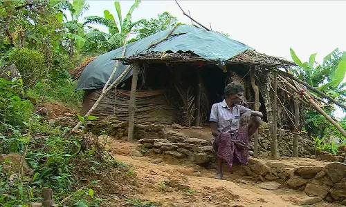 ഇതാണ് കോഴിക്കോട് വയലടയില്‍ നാലംഗ കുടുംബം താമസിക്കുന്ന ‘വീട്’