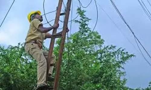 വൈദ്യുതിബന്ധം പുനഃസ്ഥാപിക്കാനുള്ള ശ്രമത്തില്‍ കോഴിക്കോട്ടെ കെഎസ്ഇബി ജീവനക്കാര്‍