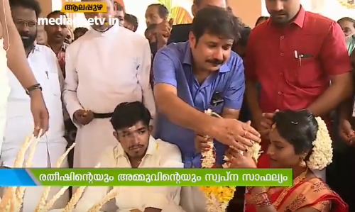 അമ്മുവിനും രതീഷിനും മണ്ഡപമൊരുക്കി ദുരിതാശ്വാസക്യാമ്പ്; ആശിര്‍വാദവുമായി എംഎല്‍എയും വൈദികനും 