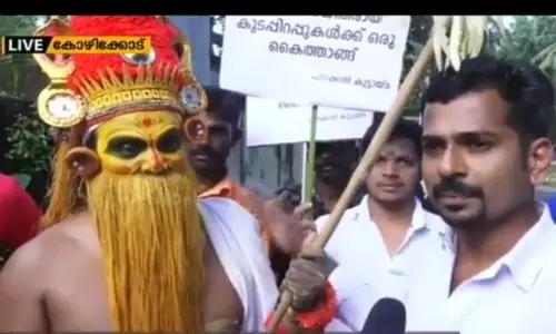 മണികിലുക്കവുമായി ഓണപ്പൊട്ടനെത്തി, പ്രളയ ബാധിതര്‍ക്ക് കൈത്താങ്ങാവാന്‍