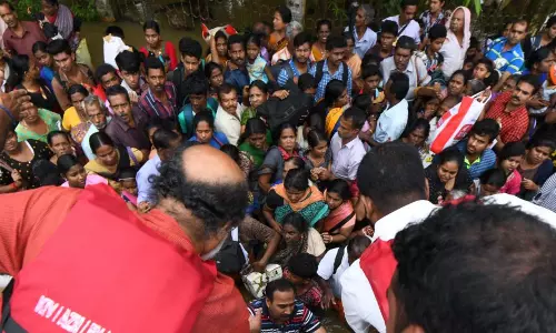 കുട്ടനാട്ടില്‍ രാത്രി വൈകിയും നിരവധി പേരെ രക്ഷപ്പെടുത്തി