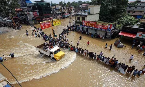 മഹാദുരിതകാലത്തോട് ഒറ്റമനസ്സോടെ പോരാടി കേരളം  
