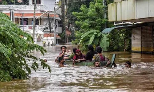 മഴ കുറഞ്ഞു, റെഡ് അലര്‍ട്ട് പിന്‍വലിച്ചു; രക്ഷാപ്രവര്‍ത്തനം ഊര്‍ജ്ജിതം  