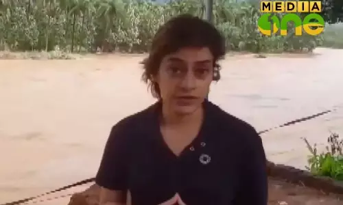 ദുരിതാശ്വാസ ക്യാമ്പുകളിൽ സഹായത്തിന് അറബ് യുവതിയും ദുരിതാശ്വാസ ക്യാമ്പുകളിൽ സഹായത്തിന് അറബ് യുവതിയും