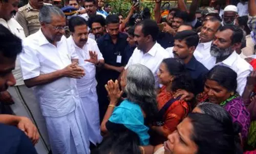 മെട്രോ സൗജന്യ യാത്രയിലൂടെ ആലുവ വെള്ളപ്പൊക്കം കണ്ട് വരുന്നവര്‍, വസ്ത്രം വരുമ്പോള്‍ മുന്തിയത് സ്വന്തമാക്കുന്നവര്‍, ഭക്ഷണസാധനങ്ങള്‍ പൂഴ്ത്തിവയ്ക്കുന്നവര്‍; ക്യാമ്പുകളിലെ ചില ദു:ഖ സത്യങ്ങൾ പറയാതെ വയ്യ