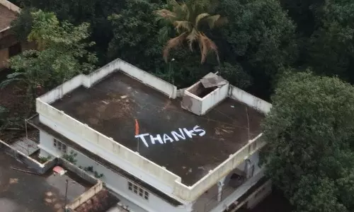 പ്രളയത്തില് നിന്ന് രക്ഷിച്ച നാവികസേന ഉദ്യോഗസ്ഥര്ക്ക് ടെറസില് നന്ദിയെഴുതി മലയാളികള് പ്രളയത്തില് നിന്ന് രക്ഷിച്ച നാവികസേന ഉദ്യോഗസ്ഥര്ക്ക് ടെറസില് നന്ദിയെഴുതി മലയാളികള്