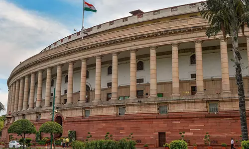 ഒരു മാസത്തെ ശമ്പളം കേരളത്തിന് നല്‍കാന്‍ എംപിമാര്‍ക്ക് നിര്‍ദ്ദേശം