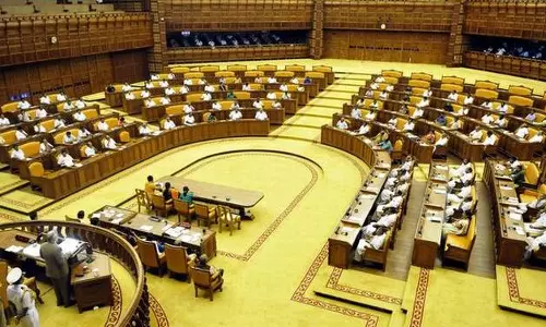 കേരളത്തിന്റെ പുനർനിർമ്മാണത്തിന് ഒറ്റക്കെട്ടായ് നിൽക്കുമെന്ന് നിയമസഭ കേരളത്തിന്റെ പുനർനിർമ്മാണത്തിന് ഒറ്റക്കെട്ടായ് നിൽക്കുമെന്ന് നിയമസഭ