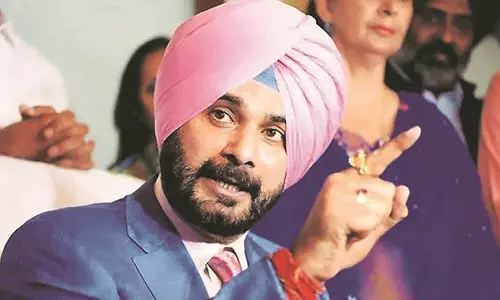 പാക് സൈനിക തലവനെ ആലിംഗനം ചെയ്തു; സിദ്ദുവിനെതിരെ രാജ്യദ്രോഹകുറ്റത്തിന് കേസ് 