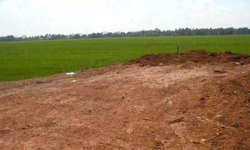 ടെക്നോപാര്‍ക്ക് നിര്‍മാണത്തിനായുള്ള വയല്‍ നികത്തലിന് സ്റ്റോപ് മെമ്മോ