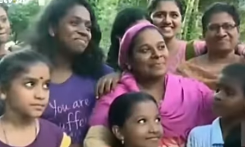 ദുരിതം മറക്കാന്‍ പാട്ടും നൃത്തവും; ദുരിതാശ്വാസ ക്യാമ്പില്‍ ഉത്സവ മേളമൊരുക്കിയ അസിയാ ബീവി