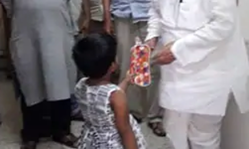 സിഡി പ്ലെയര്‍ വാങ്ങാന്‍ സ്വരുക്കൂട്ടിയ പണം കേരളത്തിലെ ദുരിതബാധിതര്‍ക്ക് നല്‍കി നാല് വയസുകാരി