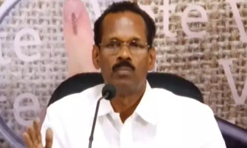 വെള്ളപ്പൊക്കത്തെ പ്രളയമാക്കി മാറ്റിയത് സര്‍ക്കാരിന്റെ പിടിപ്പുകേടെന്ന് മുരളീധരന്‍, ഒന്നിച്ചു നില്‍ക്കേണ്ട സമയത്ത് വിവാദം ഉന്നയിക്കുന്നത് ശരിയല്ലെന്ന് ടി.പി രാമകൃഷ്ണന്‍