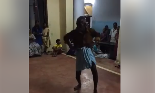 ഇതാണ് മനക്കരുത്ത്, ഇതൊക്കെയാണ് അതിജീവനം; ദുരിതാശ്വാസ ക്യാമ്പില്‍ തകര്‍പ്പന്‍ ഡാന്‍സുമായി ഒരു അപ്പൂപ്പന്‍, ജിമിക്കല്‍ കമ്മല്‍ കളിച്ച് യുവതിയും കുട്ടികളും