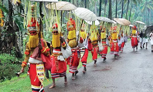 പ്രളയകാലത്തും പതിവ് തെറ്റിക്കാതെ ഓണപൊട്ടന്‍മാര്‍  എത്തി