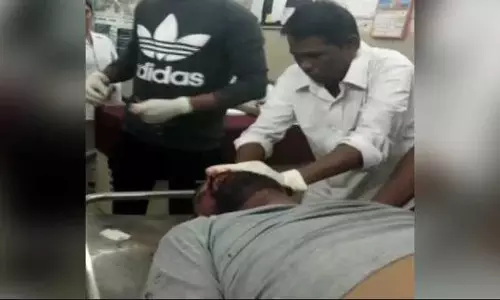 തൂപ്പുകാരൻ മുറിവ് തുന്നുന്നു, കാഴ്ചക്കാരായി ഡോക്ടർമാർ; ഗുജറാത്ത് ആശുപത്രിയിൽ നിന്നുമുള്ള വീഡിയോ ഞെട്ടിക്കും തൂപ്പുകാരൻ മുറിവ് തുന്നുന്നു, കാഴ്ചക്കാരായി ഡോക്ടർമാർ; ഗുജറാത്ത് ആശുപത്രിയിൽ നിന്നുമുള്ള വീഡിയോ ഞെട്ടിക്കും