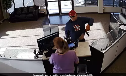 ‘ടൈമിങ് തെറ്റി,തോക്കും പോയി ഒപ്പം പാന്റും’; ഈ കള്ളന് ചിരിപ്പിക്കും ‘ടൈമിങ് തെറ്റി,തോക്കും പോയി ഒപ്പം പാന്റും’; ഈ കള്ളന് ചിരിപ്പിക്കും