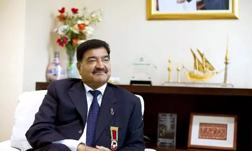 ദുരിതാശ്വാസ നിധി: ബി.ആർ ഷെട്ടി ആദ്യഗഡു കൈമാറി