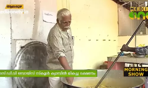 കാറ്ററിംഗ് ഒഴിവാക്കി ദുരിതാശ്വാസക്യാമ്പില് ഭക്ഷണമൊരുക്കി രാജു സ്വാമി കാറ്ററിംഗ് ഒഴിവാക്കി ദുരിതാശ്വാസക്യാമ്പില് ഭക്ഷണമൊരുക്കി രാജു സ്വാമി