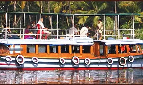 പ്രളയകാലത്ത് ആലപ്പുഴക്ക് അപമാനമായി ഏതാനും ബോട്ട്, ഹൌസ് ബോട്ടുടമകള്‍