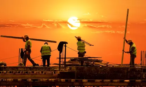 ഉച്ചനേരത്ത് തുറസ്സായ സ്ഥലങ്ങളിൽ ജോലി ചെയ്യിപ്പിക്കുന്നതിന് ഏർപ്പെടുത്തിയ വിലക്ക് അവസാനിച്ചു ഉച്ചനേരത്ത് തുറസ്സായ സ്ഥലങ്ങളിൽ ജോലി ചെയ്യിപ്പിക്കുന്നതിന് ഏർപ്പെടുത്തിയ വിലക്ക് അവസാനിച്ചു