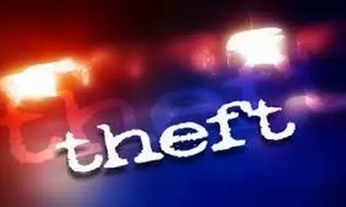 ദുരിതാശ്വാസ ക്യാമ്പില് നിന്നും സാധനങ്ങള് കടത്താന് ശ്രമിച്ച വില്ലേജ് ഓഫീസര്മാരെ നാട്ടുകാര് പിടികൂടി ദുരിതാശ്വാസ ക്യാമ്പില് നിന്നും സാധനങ്ങള് കടത്താന് ശ്രമിച്ച വില്ലേജ് ഓഫീസര്മാരെ നാട്ടുകാര് പിടികൂടി