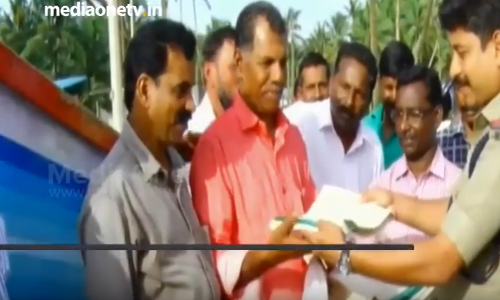 മരണത്തിന് വിട്ടുകൊടുക്കാതെ തങ്ങളെ കാത്ത കടലിന്റെ മക്കള്‍ക്ക് ഓണക്കോടിയുമായി അവരെത്തി 