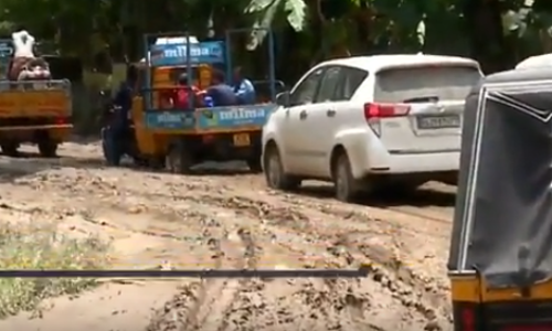 വീടും റോഡും ആകെ ചെളിമയം; പ്രളയദുരിതമൊഴിയാതെ ആറന്‍മുള