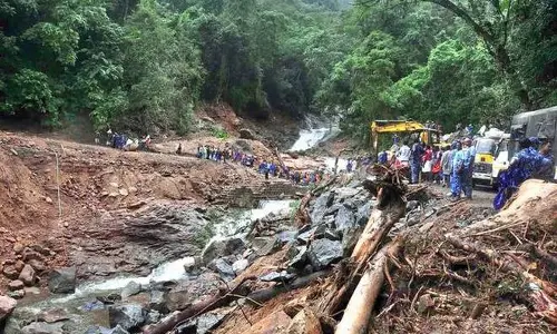 ആരെയും കാണാതെ ആരുമറിയാതെ പെരുമഴയില് ഒറ്റപ്പെട്ട ദിവസങ്ങള്; പുറംലോകവുമായി ബന്ധമില്ലാത്ത ആ ദിവസങ്ങളുടെ ഓര്മ്മയില് നെല്ലിയാമ്പതിക്കാര് ആരെയും കാണാതെ ആരുമറിയാതെ പെരുമഴയില് ഒറ്റപ്പെട്ട ദിവസങ്ങള്; പുറംലോകവുമായി ബന്ധമില്ലാത്ത ആ ദിവസങ്ങളുടെ ഓര്മ്മയില് നെല്ലിയാമ്പതിക്കാര്
