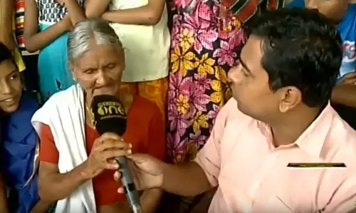 പാട്ട് പാടിയും കഥ പറഞ്ഞും സങ്കടം മറക്കാൻ പഠിപ്പിച്ച് ക്യാമ്പിലെ അമ്മൂമ്മമാര്‍