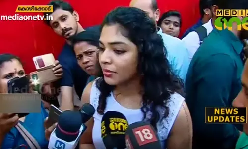 വനിതാ മതിലില്‍ റിമാ കല്ലിങ്കലും