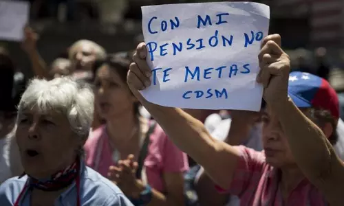 പെന്‍‌ഷന്‍ വിതരണത്തിലെ പരിഷ്കാരങ്ങള്‍ പിന്‍വലിക്കണമെന്നാവശ്യപ്പെട്ട് വെനസ്വേലയില്‍ പ്രതിഷേധം