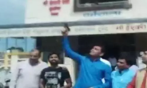 ആകാശത്തേക്ക് വെടിവെച്ച് ബിജെപി യുവമോര്‍ച്ച നേതാക്കളുടെ പിറന്നാളാഘോഷം: വീഡിയോ