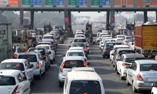 ടോള്‍ബൂത്തുകളില്‍ വിഐപികള്‍ക്കും സിറ്റിംഗ് ജഡ്ജുമാര്‍ക്കും പ്രത്യേക വരി വേണമെന്ന് കോടതി