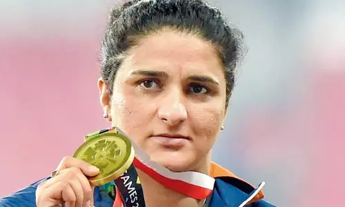 നവ കേരള നിർമ്മിതിക്കായി ഒന്നര ലക്ഷം നൽകി ഏഷ്യൻ വെങ്കല മെഡൽ ജേതാവ് സീമ പുനിയ നവ കേരള നിർമ്മിതിക്കായി ഒന്നര ലക്ഷം നൽകി ഏഷ്യൻ വെങ്കല മെഡൽ ജേതാവ് സീമ പുനിയ