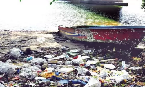 ഇതുകൊണ്ടൊന്നും പഠിച്ചിട്ടില്ല നമ്മള്‍; പ്രളയത്തില്‍ കുമിഞ്ഞ് കൂടിയ മാലിന്യങ്ങള്‍ വീണ്ടും പുഴയിലേക്ക് തള്ളുന്നു