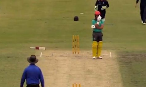 ക്രിക്കറ്റ് ലോകത്ത് ഇങ്ങനെയൊരു പുറത്താകല്‍ നിങ്ങള്‍ കണ്ടിട്ടുണ്ടോ?   