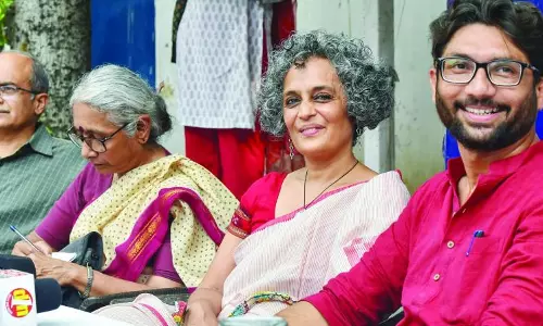 “സ്വന്തം പോലീസ് പോലും ഫാഷിസ്റ്റ് എന്ന് വിളിക്കുന്ന ഒരു ഭരണകൂടം”: അരുന്ധതി റോയി