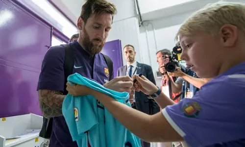 ഓട്ടോ​ഗ്രാഫ് നൽകാൻ വിസമ്മതിച്ചു: മെസ്സിയെ ചീത്തവിളിച്ച് ആരാധിക 