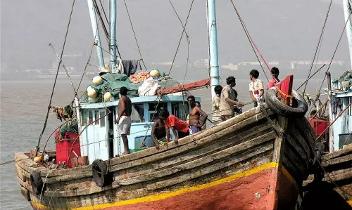 ബ്രാഹ്മണരുടെ മതവികാരം വ്രണപ്പെടുന്നു; ഗുജറാത്തില് മത്സ്യത്തൊഴിലാളികള്ക്ക് മീന് പിടിക്കുന്നതിന് വിലക്ക്; സംസ്ഥാനത്തിന് ഹൈക്കോടതി നോട്ടീസ് ബ്രാഹ്മണരുടെ മതവികാരം വ്രണപ്പെടുന്നു; ഗുജറാത്തില് മത്സ്യത്തൊഴിലാളികള്ക്ക് മീന് പിടിക്കുന്നതിന് വിലക്ക്; സംസ്ഥാനത്തിന് ഹൈക്കോടതി നോട്ടീസ്