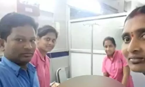 നന്ദമുരി ഹരികൃഷ്ണയുടെ മൃതദേഹത്തിനൊപ്പം സെല്‍ഫി; 4 നഴ്സുമാരെ പുറത്താക്കി 