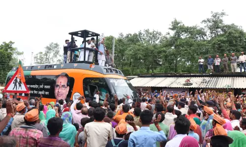 മധ്യപ്രദേശ് മുഖ്യമന്ത്രി ശിവരാജ് സിംങ് ചൌഹാന്റെ വാഹനത്തിന് നേരെ കല്ലേറ്; കരിങ്കൊടി കാണിക്കല്‍