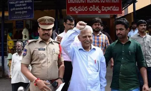 മോദിയെ വധിക്കാന്‍ പദ്ധതിയിട്ടെന്ന് ആരോപണം; കവി വരവര റാവു അറസ്റ്റില്‍, നാടൊട്ടുക്ക് റെയ്ഡ്