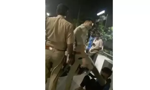 ലക്നൌവില്‍ പൊലീസുകാരന്‍ ടെമ്പോ ഡ്രൈവറെ നടുറോഡിലിട്ട് മര്‍ദിക്കുന്നതിന്റെ ദൃശ്യങ്ങള്‍ പുറത്ത്