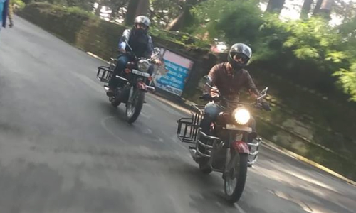 ഷിംലയില്‍  റോയല്‍ എന്‍ഫീല്‍ഡില്‍ ധോണിയുടെ രാജകീയ യാത്ര